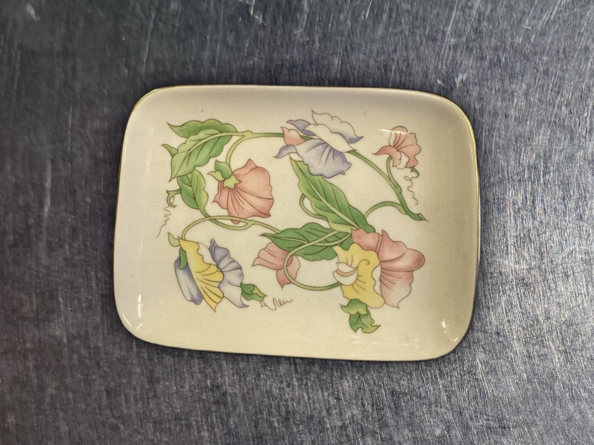 Ben Rickert Inc. Floral Square Dish: 48,593 ppm lead by XRF