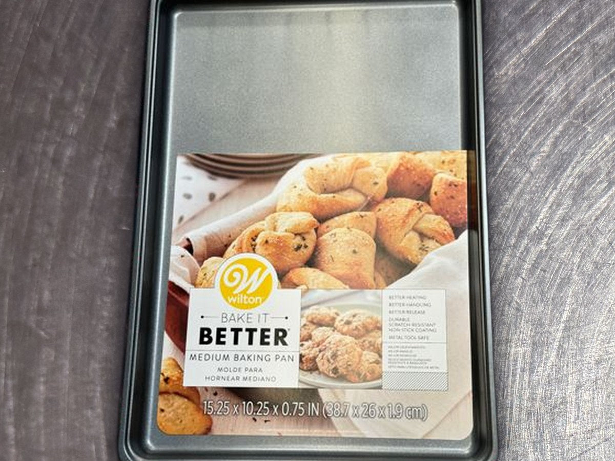 Wilton medium baking pan